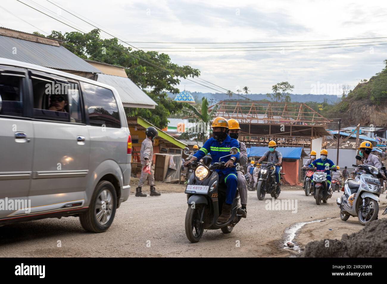 Lelilef, Nord-Maluku, Indonesien - April 2023 : Tätigkeiten der Beschäftigten der PT. IWIP-Bergbauunternehmen füllt die Autobahn im Dorf Lelilef, WEDA. Stockfoto