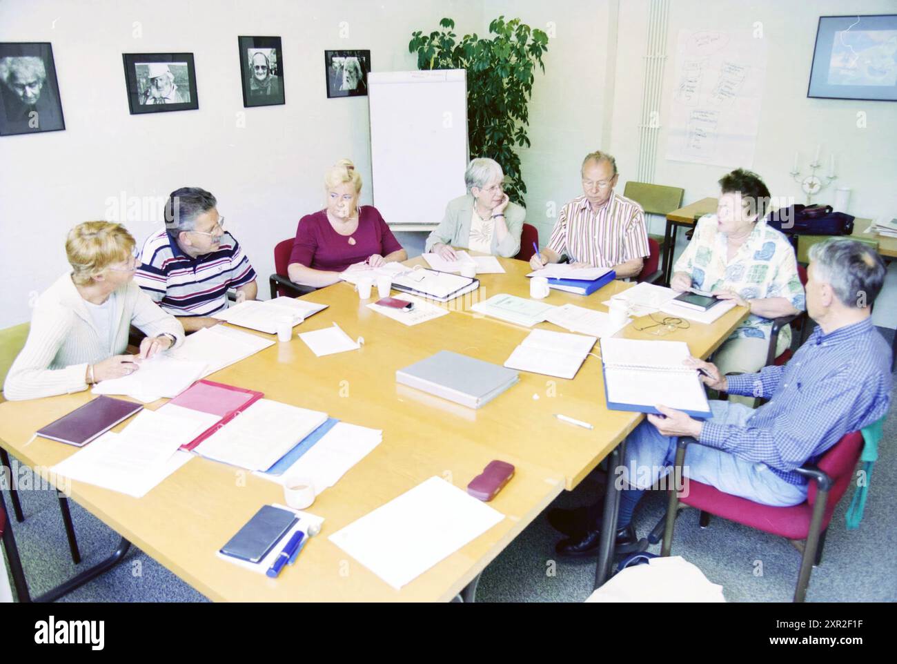 Freiwilliges Notfallzentrum, Haarlem, Niederlande, 10-06-2003, Whizgle Dutch News: Historische Bilder zugeschnitten auf die Zukunft. Erkunden Sie die Vergangenheit der Niederlande mit modernen Perspektiven durch Bilder von niederländischen Agenturen. Verbinden der Ereignisse von gestern mit den Erkenntnissen von morgen. Begeben Sie sich auf eine zeitlose Reise mit Geschichten, die unsere Zukunft prägen. Stockfoto