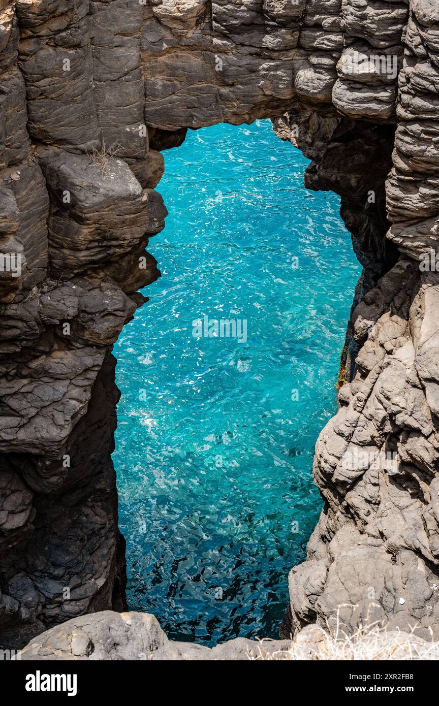 Azure Ozean durch ein natürliches Loch im Felsen, Tarrafal, Santiago Island, Kap Verde Stockfoto