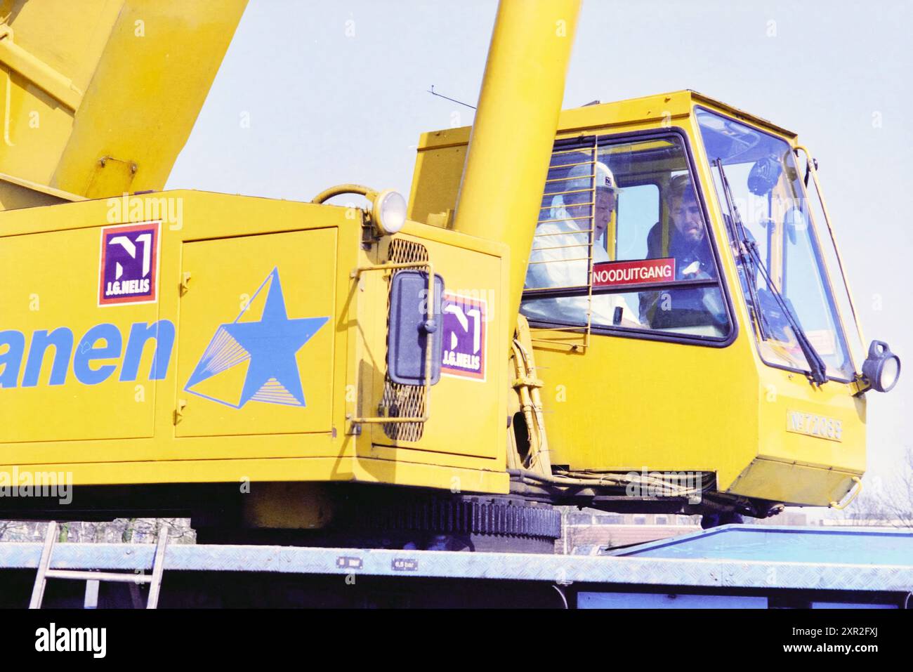 Teilnehmer beim Pflanzen des ersten Baumes (?) Von einer neuen Wohnsiedlung, 00-00-1994, Whizgle Dutch News: Historische Bilder zugeschnitten auf die Zukunft. Erkunden Sie die Vergangenheit der Niederlande mit modernen Perspektiven durch Bilder von niederländischen Agenturen. Verbinden der Ereignisse von gestern mit den Erkenntnissen von morgen. Begeben Sie sich auf eine zeitlose Reise mit Geschichten, die unsere Zukunft prägen. Stockfoto