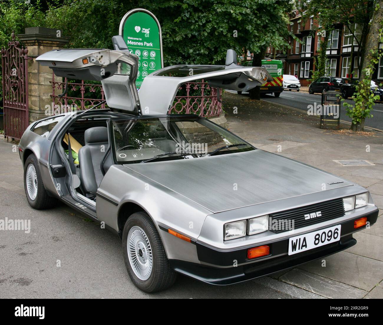 Blick auf einen DMC DeLorean-Wagen, am Eingang zum Mesnes Park, in Wigan, Lancashire, Großbritannien, Europa am Donnerstag, August 2024. Stockfoto
