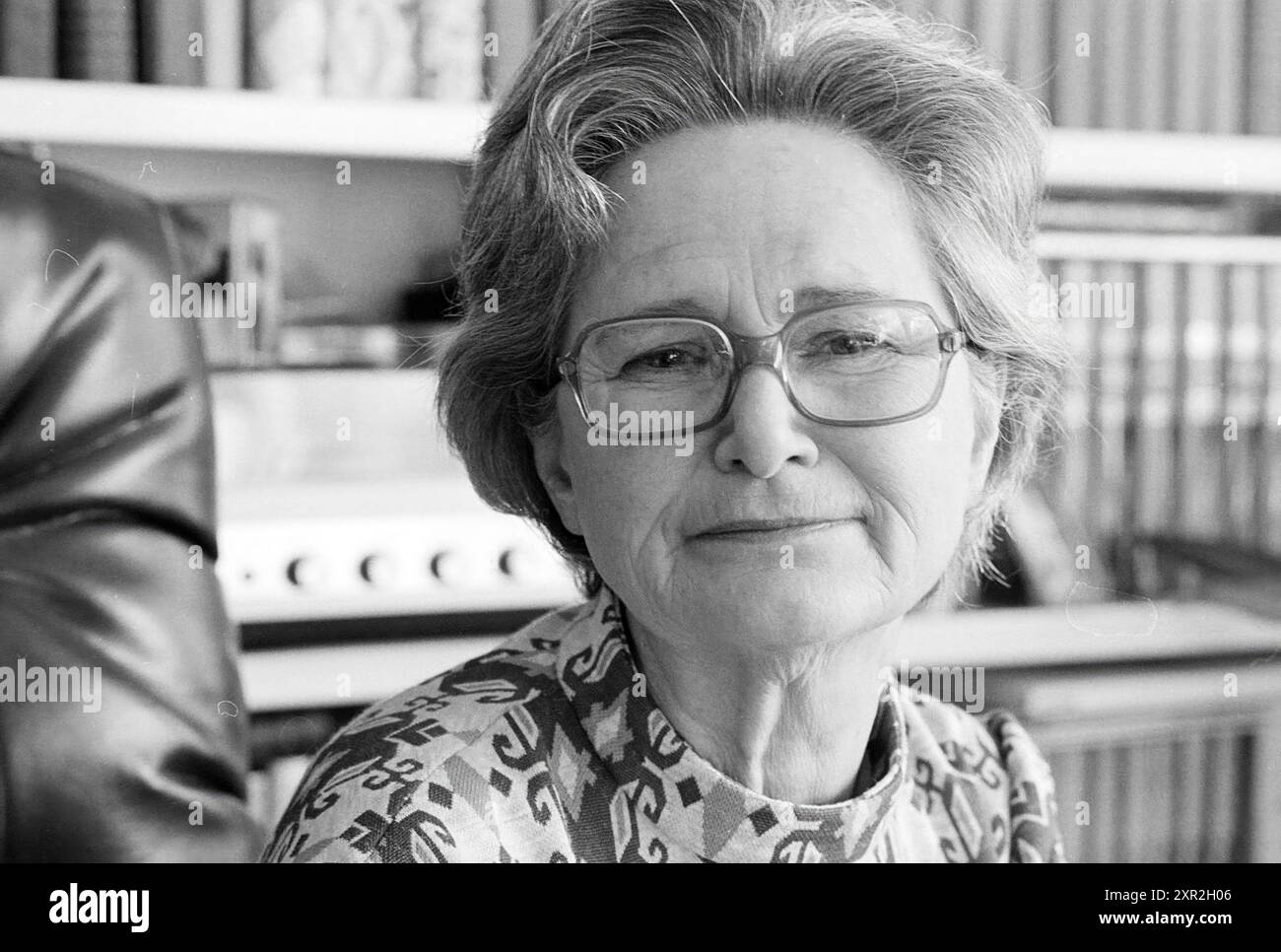 Frau Eva Kellenaars-Jansen, H'sum, Hörspieldarstellerin, Personen Theater, 27-11-1976, Whizgle Dutch News: historische Bilder für die Zukunft. Erkunden Sie die Vergangenheit der Niederlande mit modernen Perspektiven durch Bilder von niederländischen Agenturen. Verbinden der Ereignisse von gestern mit den Erkenntnissen von morgen. Begeben Sie sich auf eine zeitlose Reise mit Geschichten, die unsere Zukunft prägen. Stockfoto