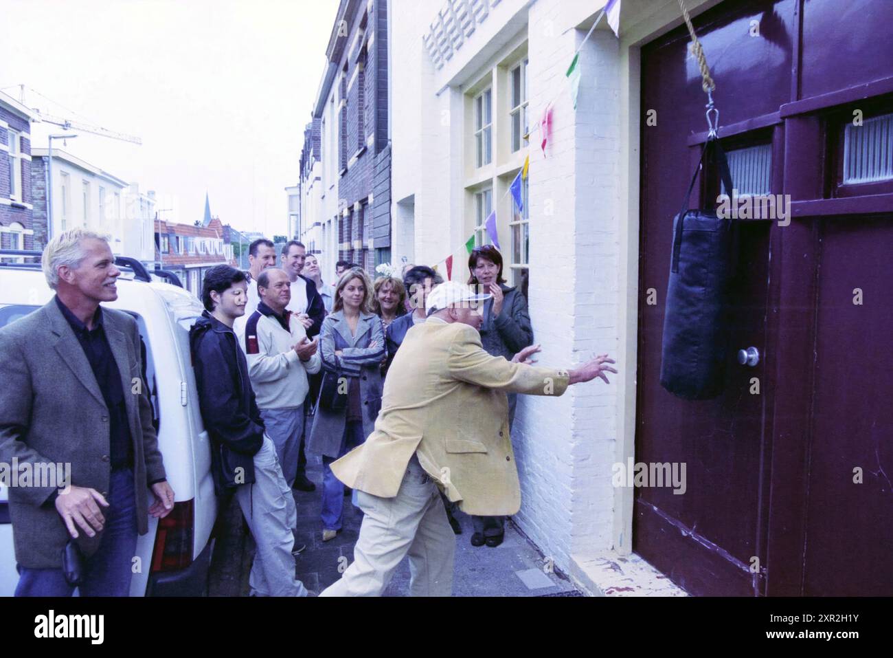 Eröffnung des Afafa-Fitnessstudios, 05-09-2003, Whizgle Dutch News: Historische Bilder für die Zukunft. Erkunden Sie die Vergangenheit der Niederlande mit modernen Perspektiven durch Bilder von niederländischen Agenturen. Verbinden der Ereignisse von gestern mit den Erkenntnissen von morgen. Begeben Sie sich auf eine zeitlose Reise mit Geschichten, die unsere Zukunft prägen. Stockfoto