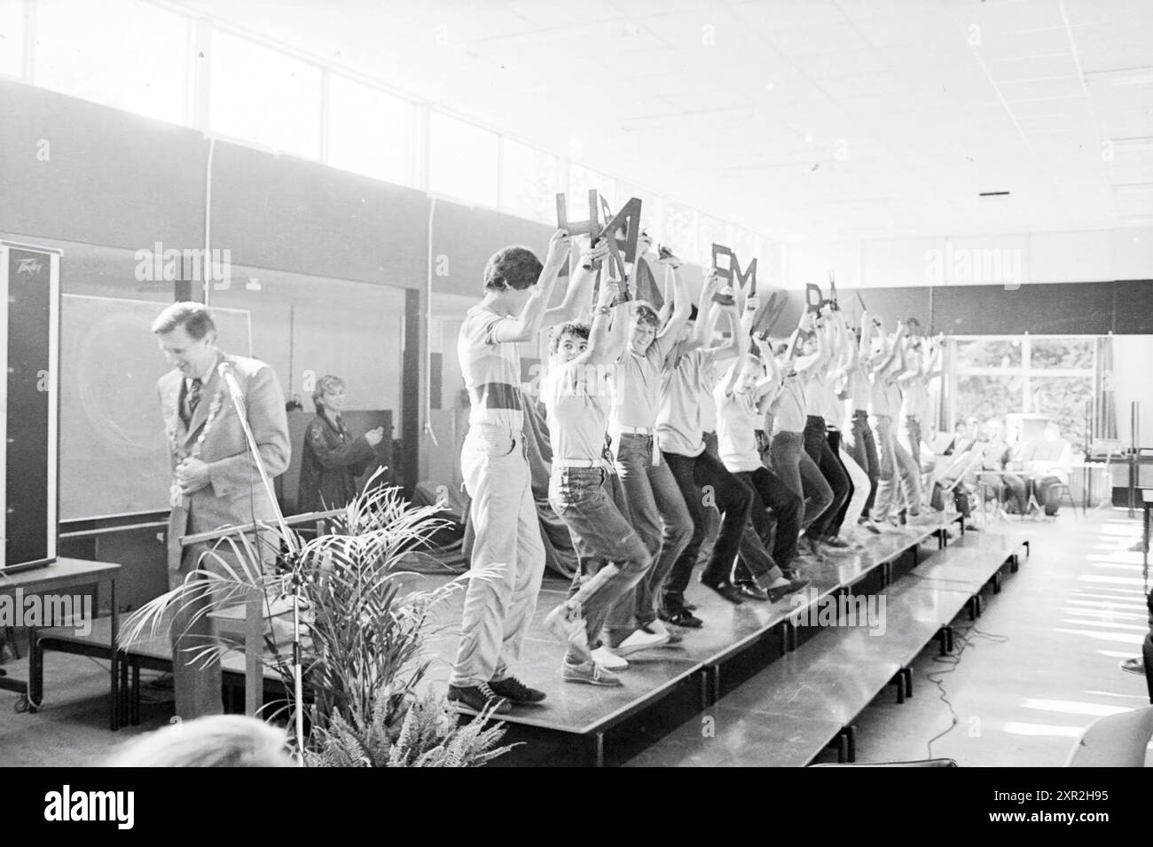 Eröffnung Des Haarlemmermeer Lyceum Badhoevedorp. Zuvor war das hölzerne Schulgebäude vollständig abgebrannt. Eröffnung, Eröffnung, Inbetriebnahme, Schulen, Badhoevedorp, 17-09-1980, Whizgle Dutch News: historische Bilder für die Zukunft. Erkunden Sie die Vergangenheit der Niederlande mit modernen Perspektiven durch Bilder von niederländischen Agenturen. Verbinden der Ereignisse von gestern mit den Erkenntnissen von morgen. Begeben Sie sich auf eine zeitlose Reise mit Geschichten, die unsere Zukunft prägen. Stockfoto