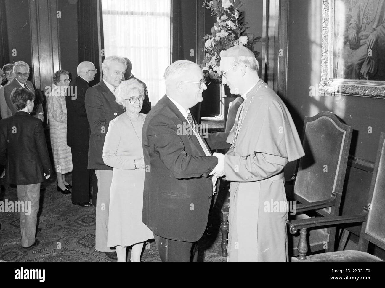 Bischof Bomers und Weihbischof Lescrauwaert, RK Bavo, Haarlem, Weihe, römisch-katholische Kirche, Haarlem, Niederlande, 14-01-1984, Whizgle Dutch News: Historical Images Tailored for the Future. Erkunden Sie die Vergangenheit der Niederlande mit modernen Perspektiven durch Bilder von niederländischen Agenturen. Verbinden der Ereignisse von gestern mit den Erkenntnissen von morgen. Begeben Sie sich auf eine zeitlose Reise mit Geschichten, die unsere Zukunft prägen. Stockfoto
