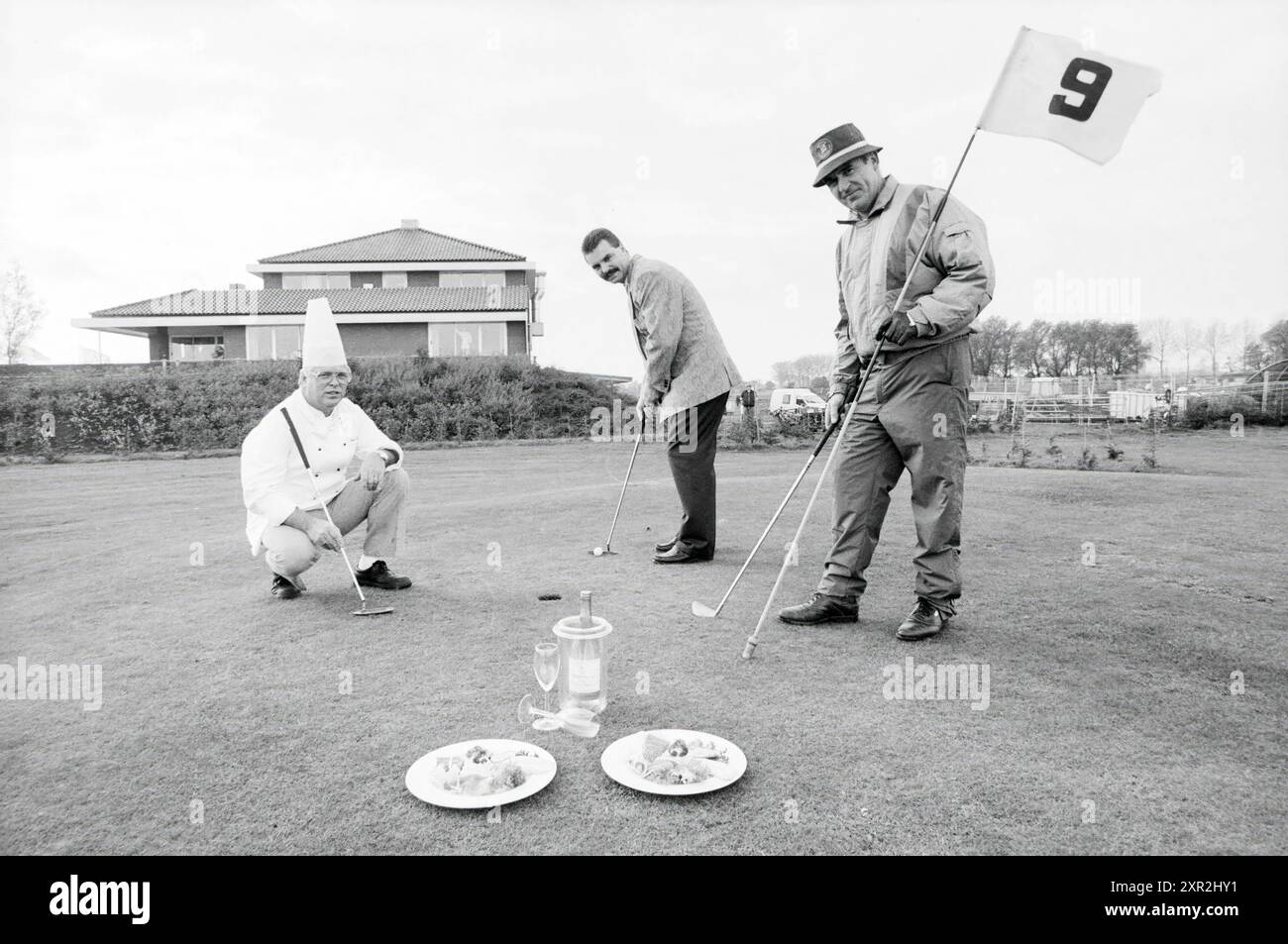 Koch + Besitzer + Golflehrer Vijfhuizen, Golf, Golf, Vijfhuizen, 05-11-1989, Whizgle Dutch News: historische Bilder für die Zukunft. Erkunden Sie die Vergangenheit der Niederlande mit modernen Perspektiven durch Bilder von niederländischen Agenturen. Verbinden der Ereignisse von gestern mit den Erkenntnissen von morgen. Begeben Sie sich auf eine zeitlose Reise mit Geschichten, die unsere Zukunft prägen. Stockfoto
