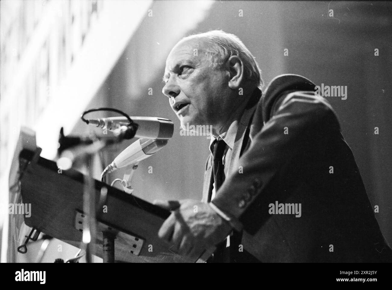 Wahltournee Joop den Uyl Breda + Oosterhout, Elections, Breda, 06-05-1981, Whizgle Dutch News: Historische Bilder zugeschnitten auf die Zukunft. Erkunden Sie die Vergangenheit der Niederlande mit modernen Perspektiven durch Bilder von niederländischen Agenturen. Verbinden der Ereignisse von gestern mit den Erkenntnissen von morgen. Begeben Sie sich auf eine zeitlose Reise mit Geschichten, die unsere Zukunft prägen. Stockfoto