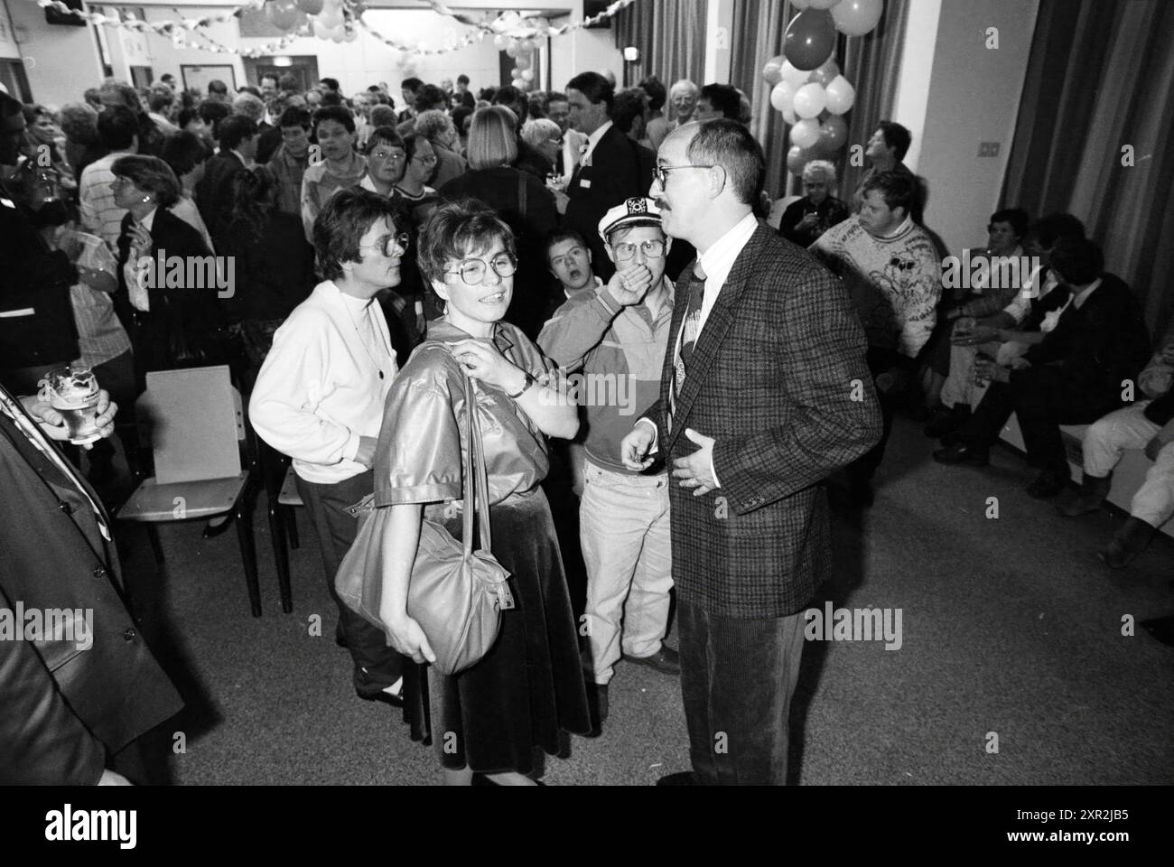 Disco Eksjun/festliche Versammlung, 11.05.1989, Whizgle Dutch News: Historical Images Tailored for the Future. Erkunden Sie die Vergangenheit der Niederlande mit modernen Perspektiven durch Bilder von niederländischen Agenturen. Verbinden der Ereignisse von gestern mit den Erkenntnissen von morgen. Begeben Sie sich auf eine zeitlose Reise mit Geschichten, die unsere Zukunft prägen. Stockfoto