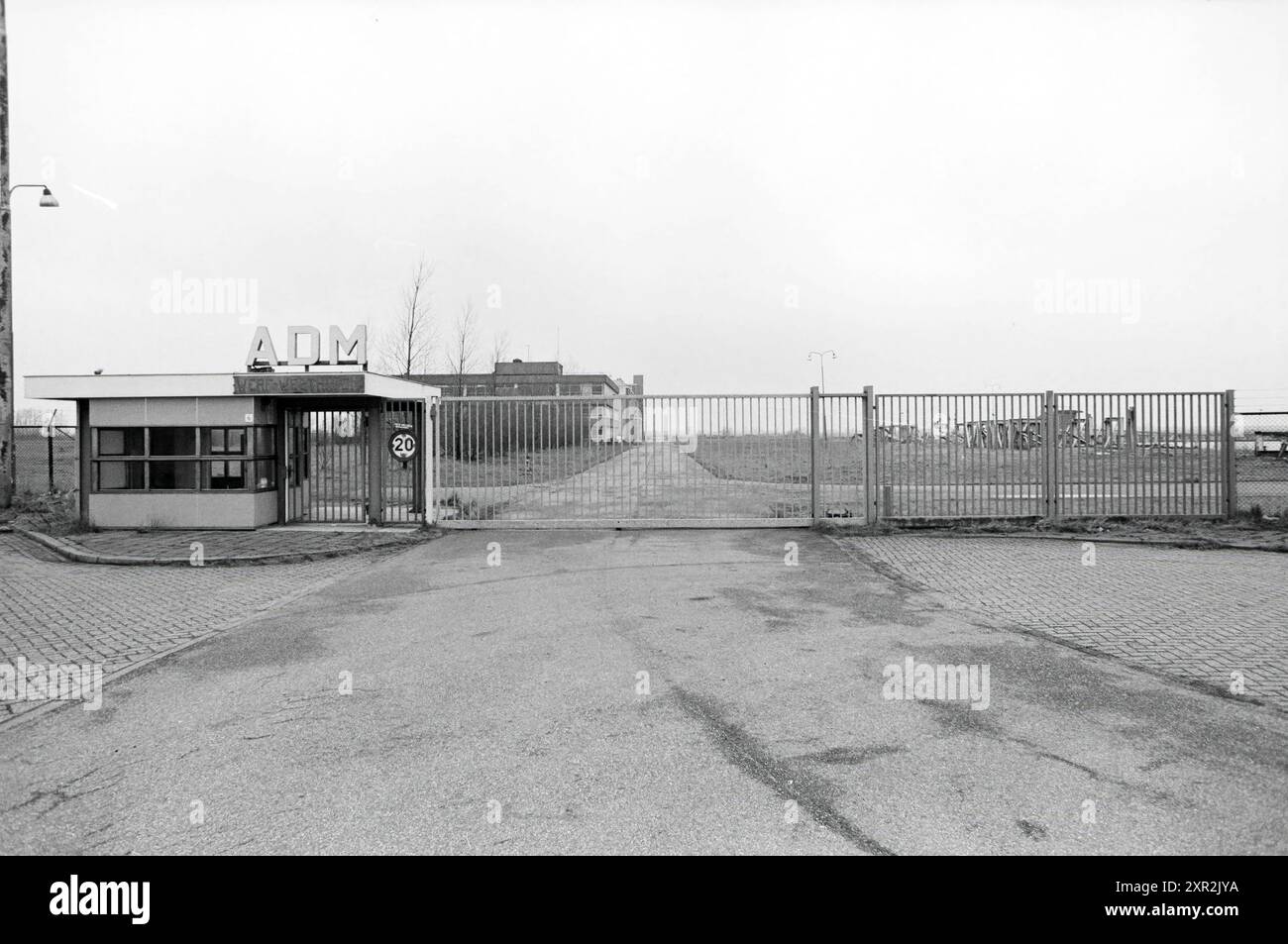 Western Docklands, Amsterdam, Häfen, Amsterdam, Niederlande, 23-03-1982, Whizgle Dutch News: Historical Images Tailored for the Future. Erkunden Sie die Vergangenheit der Niederlande mit modernen Perspektiven durch Bilder von niederländischen Agenturen. Verbinden der Ereignisse von gestern mit den Erkenntnissen von morgen. Begeben Sie sich auf eine zeitlose Reise mit Geschichten, die unsere Zukunft prägen. Stockfoto