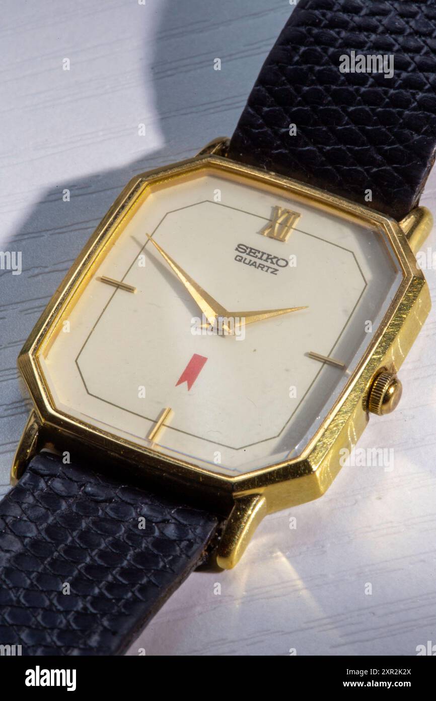 Nahaufnahme einer 1980er Jahre Vintage Michelob Branded Seiko Quarz Armbanduhr, 2024, USA Stockfoto