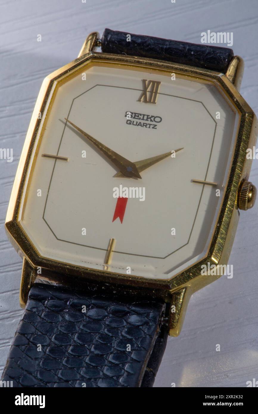 Nahaufnahme einer 1980er Jahre Vintage Michelob Branded Seiko Quarz Armbanduhr, 2024, USA Stockfoto