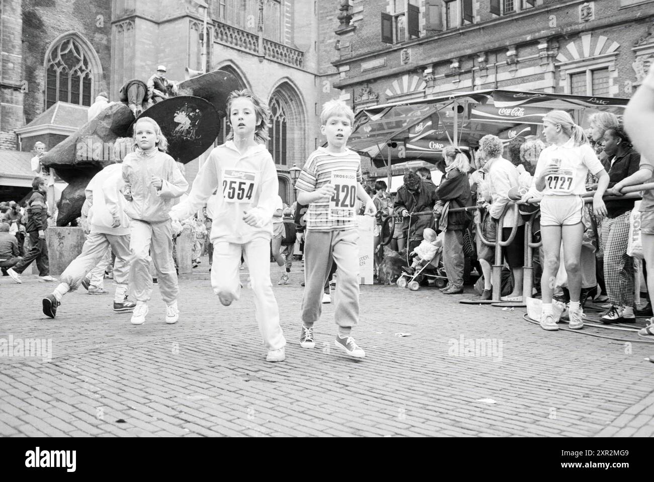 Start und Ende TROS-Lauf mit Sieger John Vermeule, der lange Zeit zu den niederländischen Top Ten aller Zeiten gehörte., Haarlem, Grote Markt, Niederlande, 22-10-1988, Whizgle Dutch News: historische Bilder für die Zukunft. Erkunden Sie die Vergangenheit der Niederlande mit modernen Perspektiven durch Bilder von niederländischen Agenturen. Verbinden der Ereignisse von gestern mit den Erkenntnissen von morgen. Begeben Sie sich auf eine zeitlose Reise mit Geschichten, die unsere Zukunft prägen. Stockfoto