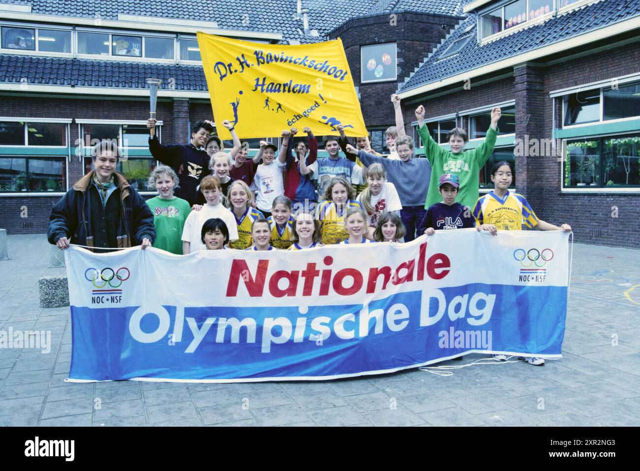 Olympiasiegerin Yvonne van Gennip (vorne links) im Rahmen des Nationalen Olympischen Tages NOC*NSF in der Dr. H. Bavinckschool, Rechthuisstraat Ecke Ambachtstraat, Haarlem, Rechthuisstraat, Niederlande, 31-03-1998, Whizgle Dutch News: historische Bilder für die Zukunft. Erkunden Sie die Vergangenheit der Niederlande mit modernen Perspektiven durch Bilder von niederländischen Agenturen. Verbinden der Ereignisse von gestern mit den Erkenntnissen von morgen. Begeben Sie sich auf eine zeitlose Reise mit Geschichten, die unsere Zukunft prägen. Stockfoto