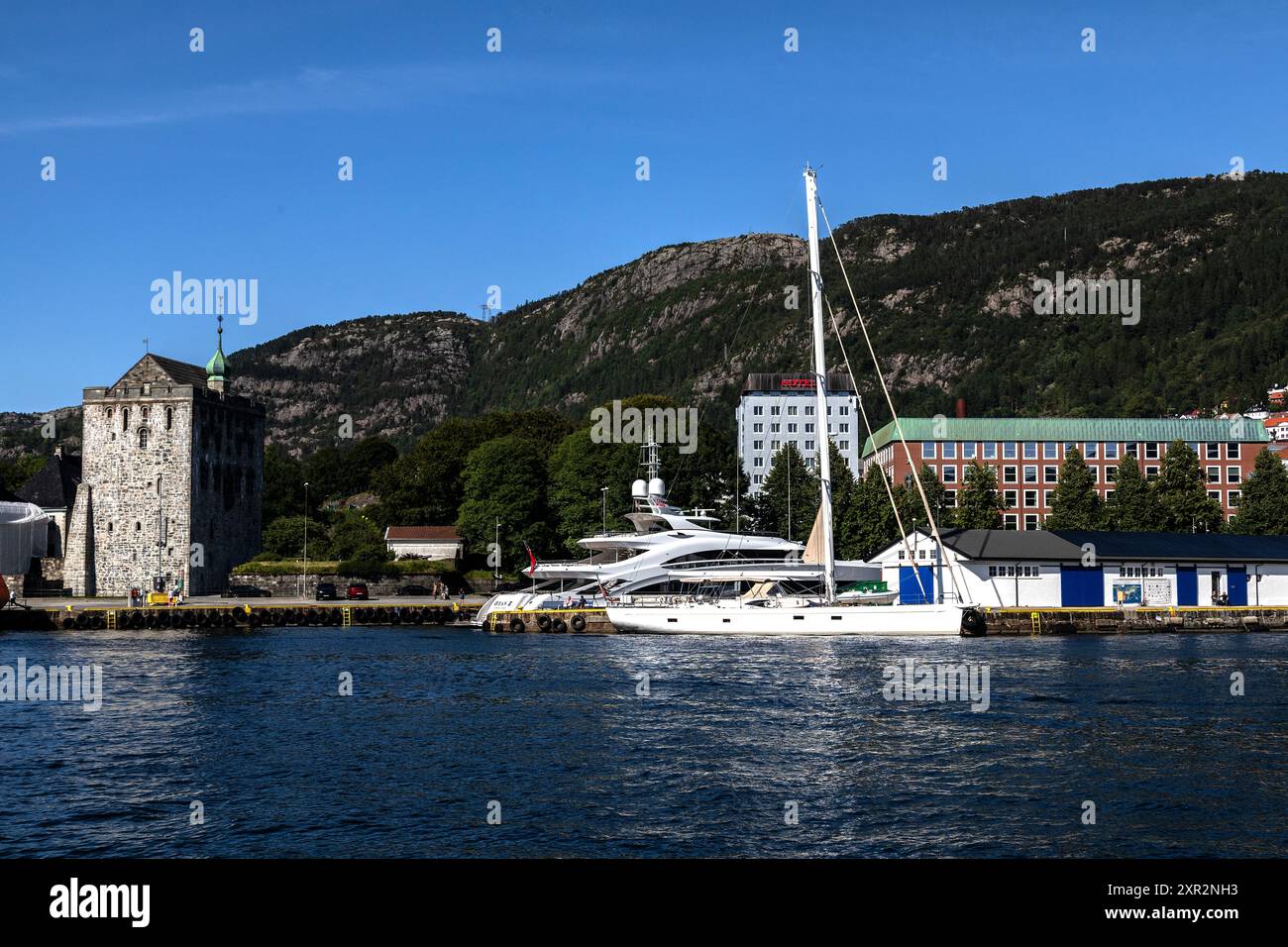 Segelboot Champagne Hippy am Bradbenken Kai im Hafen von Bergen, Norwegen. Der alte Rosenkrantzturm im Hintergrund Stockfoto