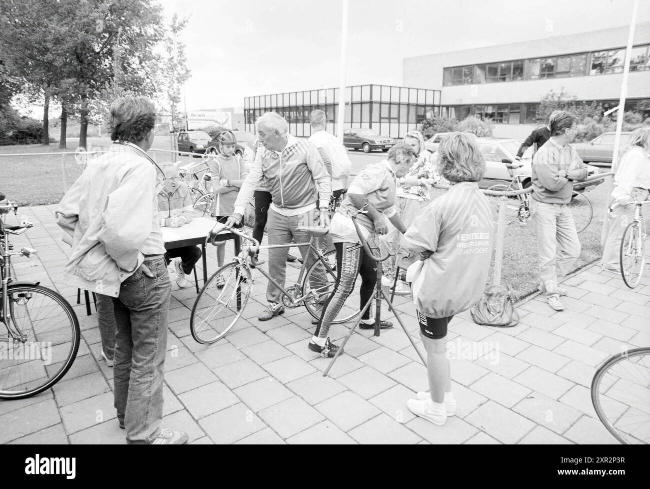 Fahrradinspektionsmücke rund Clubhaus excelsior, Muggeronde, 02-08-1989, Whizgle Dutch News: Historische Bilder zugeschnitten auf die Zukunft. Erkunden Sie die Vergangenheit der Niederlande mit modernen Perspektiven durch Bilder von niederländischen Agenturen. Verbinden der Ereignisse von gestern mit den Erkenntnissen von morgen. Begeben Sie sich auf eine zeitlose Reise mit Geschichten, die unsere Zukunft prägen. Stockfoto