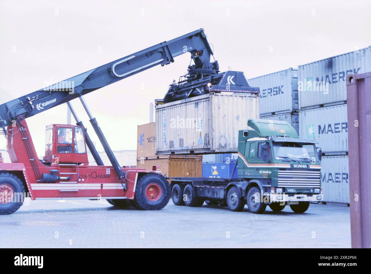 Containerumladung Zaandam, Zaandam, 18-01-1998, Whizgle Dutch News: Historische Bilder für die Zukunft. Erkunden Sie die Vergangenheit der Niederlande mit modernen Perspektiven durch Bilder von niederländischen Agenturen. Verbinden der Ereignisse von gestern mit den Erkenntnissen von morgen. Begeben Sie sich auf eine zeitlose Reise mit Geschichten, die unsere Zukunft prägen. Stockfoto