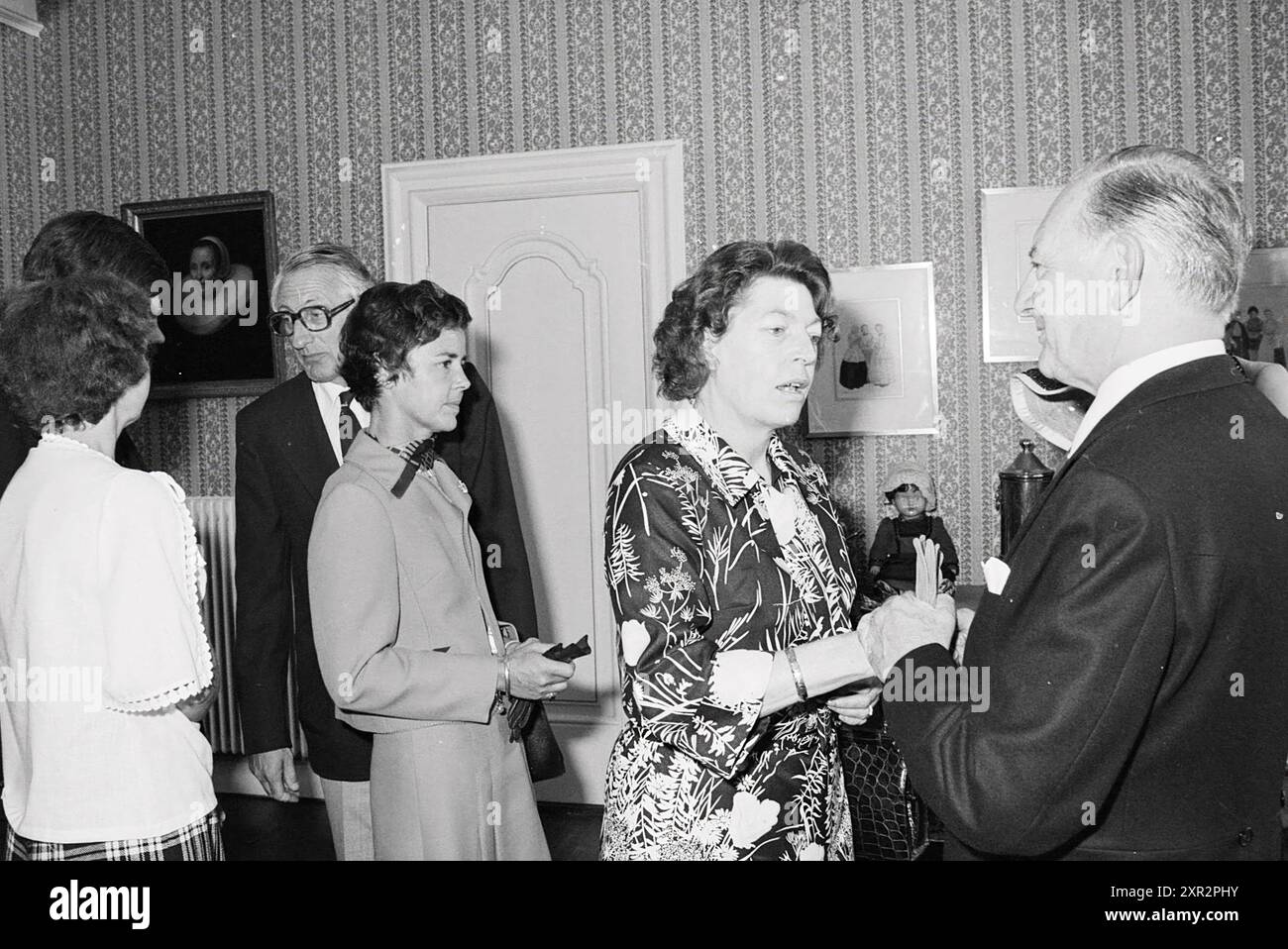 Abschied Bürgermeister Nawijn Juwel. Zandvoort, Bürgermeister, 30-06-1977, Whizgle Dutch News: Historische Bilder zugeschnitten auf die Zukunft. Erkunden Sie die Vergangenheit der Niederlande mit modernen Perspektiven durch Bilder von niederländischen Agenturen. Verbinden der Ereignisse von gestern mit den Erkenntnissen von morgen. Begeben Sie sich auf eine zeitlose Reise mit Geschichten, die unsere Zukunft prägen. Stockfoto