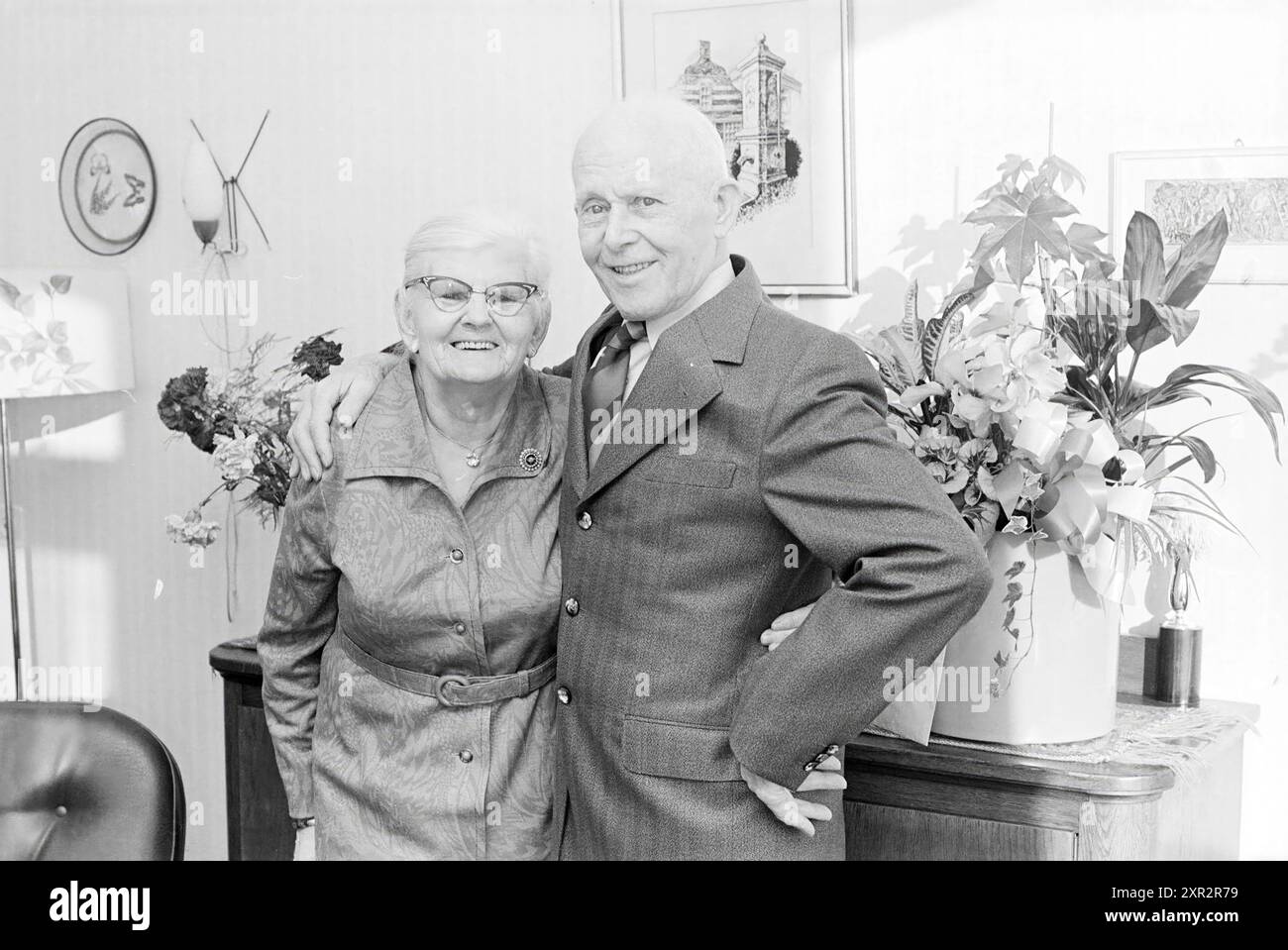 60 Jahre. bridal Couple v.d. Burg Hillegom, Couples, 09-12-1975, Whizgle Dutch News: Historical Images Tailored for the Future. Erkunden Sie die Vergangenheit der Niederlande mit modernen Perspektiven durch Bilder von niederländischen Agenturen. Verbinden der Ereignisse von gestern mit den Erkenntnissen von morgen. Begeben Sie sich auf eine zeitlose Reise mit Geschichten, die unsere Zukunft prägen. Stockfoto