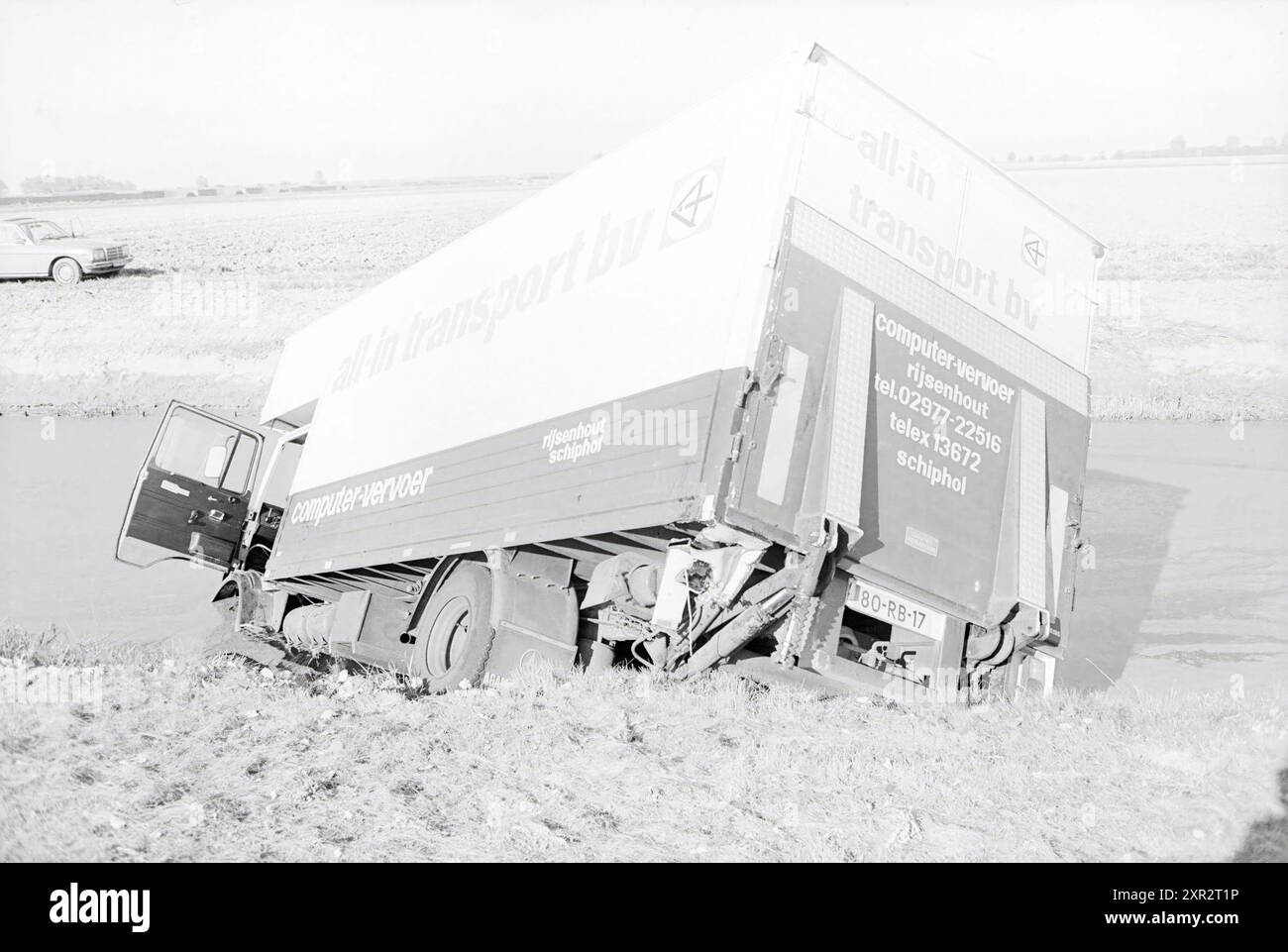 Unfall zwei Lkw, Straße Amsterdam - den Haag, Unfälle, Kollisionen, Unfälle, 12-10-1980, Whizgle Dutch News: historische Bilder für die Zukunft. Erkunden Sie die Vergangenheit der Niederlande mit modernen Perspektiven durch Bilder von niederländischen Agenturen. Verbinden der Ereignisse von gestern mit den Erkenntnissen von morgen. Begeben Sie sich auf eine zeitlose Reise mit Geschichten, die unsere Zukunft prägen. Stockfoto