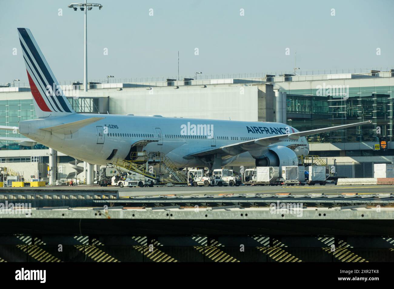 02MAR2023, Flughafen CHARLES DE GAULLE, Paris, Frankreich - Air France Flugzeug parkt auf dem Asphalt für Bodenpflege Stockfoto