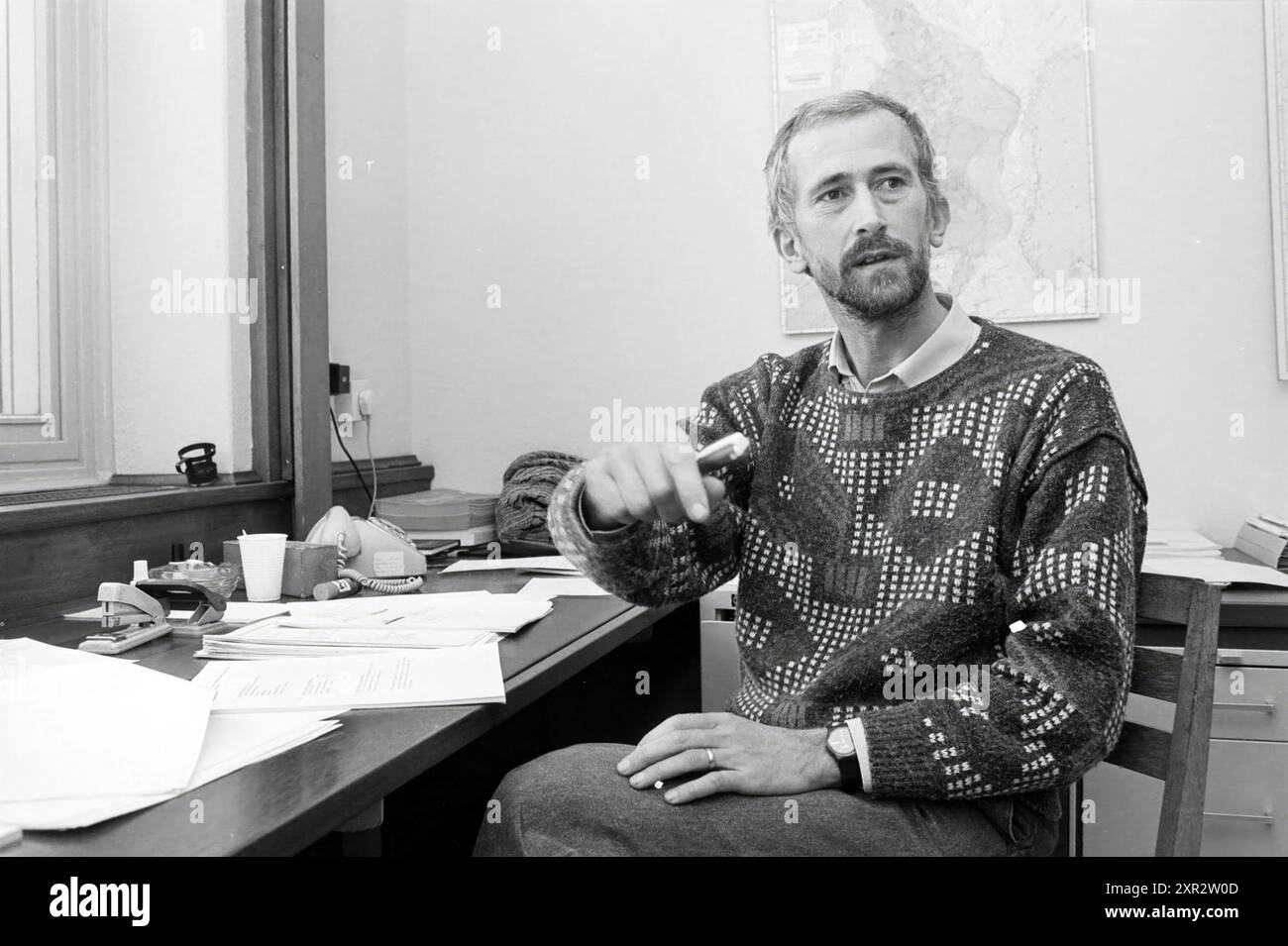 Herr Ad Korten, Rivo, IJmuiden, Personen, IJmuiden, the Netherlands, 08-12-1987, Whizgle Dutch News: Historical Images Tailored for the Future. Erkunden Sie die Vergangenheit der Niederlande mit modernen Perspektiven durch Bilder von niederländischen Agenturen. Verbinden der Ereignisse von gestern mit den Erkenntnissen von morgen. Begeben Sie sich auf eine zeitlose Reise mit Geschichten, die unsere Zukunft prägen. Stockfoto