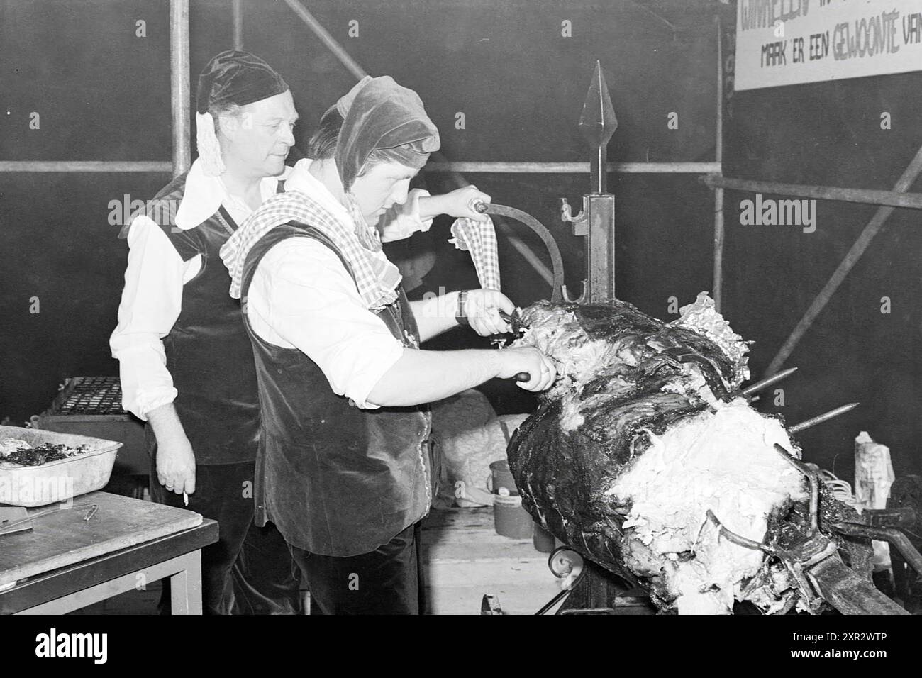 Ochs am spieß -Fotos und -Bildmaterial in hoher Auflösung – Alamy