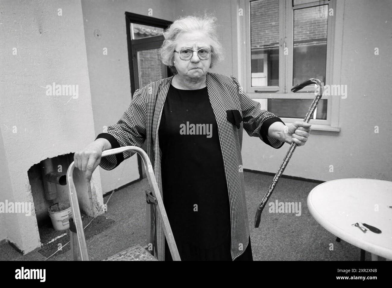 Frau Wiedijk besetzte im Haus Harmenjansweg, mit Brechstange in der Hand, Haarlem, Harmenjansweg, Niederlande, 24-04-1989, Whizgle Dutch News: historische Bilder für die Zukunft. Erkunden Sie die Vergangenheit der Niederlande mit modernen Perspektiven durch Bilder von niederländischen Agenturen. Verbinden der Ereignisse von gestern mit den Erkenntnissen von morgen. Begeben Sie sich auf eine zeitlose Reise mit Geschichten, die unsere Zukunft prägen. Stockfoto