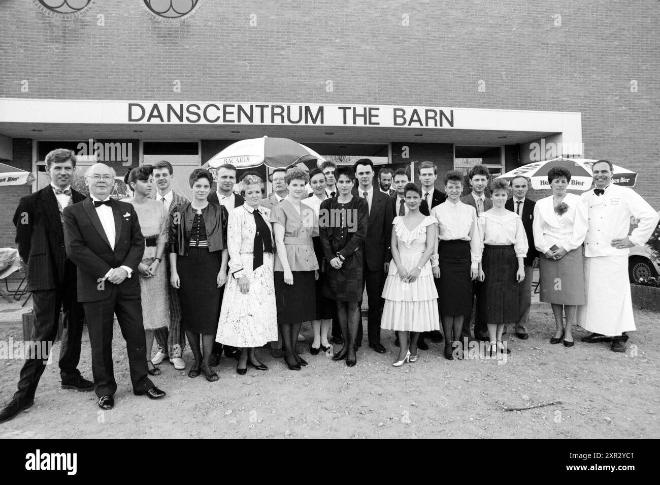 Gruppe der Ostdeutschen de Barn Hoofddorp, Deutschland, Gruppen, Hoofddorp, Niederlande, 31-03-1990, Whizgle Dutch News: Historical Images Tailored for the Future. Erkunden Sie die Vergangenheit der Niederlande mit modernen Perspektiven durch Bilder von niederländischen Agenturen. Verbinden der Ereignisse von gestern mit den Erkenntnissen von morgen. Begeben Sie sich auf eine zeitlose Reise mit Geschichten, die unsere Zukunft prägen. Stockfoto