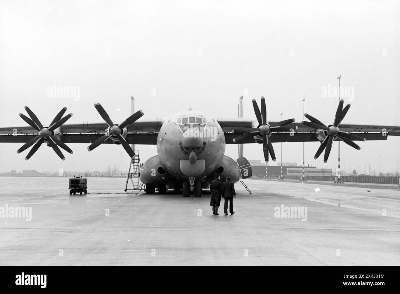 Die Antonov AN 22 in Schiphol wegen Transport nach Armenien Erdbebenzone, Flugzeuge, Schiphol, 21-12-1988, Whizgle Dutch News: Historische Bilder zugeschnitten auf die Zukunft. Erkunden Sie die Vergangenheit der Niederlande mit modernen Perspektiven durch Bilder von niederländischen Agenturen. Verbinden der Ereignisse von gestern mit den Erkenntnissen von morgen. Begeben Sie sich auf eine zeitlose Reise mit Geschichten, die unsere Zukunft prägen. Stockfoto