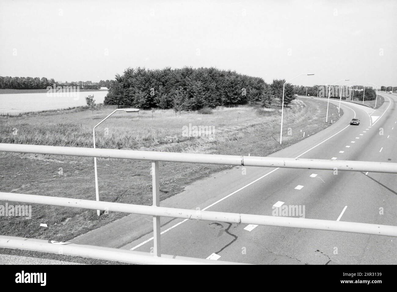 Gelände in der Nähe von Kleeblatt Badhoevedorp, Terrains, Badhoevedorp, 13-08-1986, Whizgle Dutch News: Historische Bilder zugeschnitten auf die Zukunft. Erkunden Sie die Vergangenheit der Niederlande mit modernen Perspektiven durch Bilder von niederländischen Agenturen. Verbinden der Ereignisse von gestern mit den Erkenntnissen von morgen. Begeben Sie sich auf eine zeitlose Reise mit Geschichten, die unsere Zukunft prägen. Stockfoto