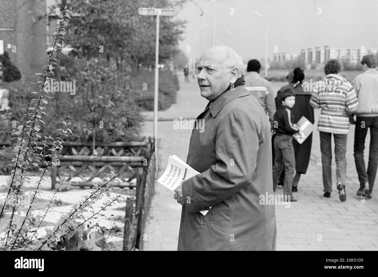 Wahltournee Joop den Uyl Breda + Oosterhout, Elections, Oosterhout, 06-05-1981, Whizgle Dutch News: Historische Bilder zugeschnitten auf die Zukunft. Erkunden Sie die Vergangenheit der Niederlande mit modernen Perspektiven durch Bilder von niederländischen Agenturen. Verbinden der Ereignisse von gestern mit den Erkenntnissen von morgen. Begeben Sie sich auf eine zeitlose Reise mit Geschichten, die unsere Zukunft prägen. Stockfoto