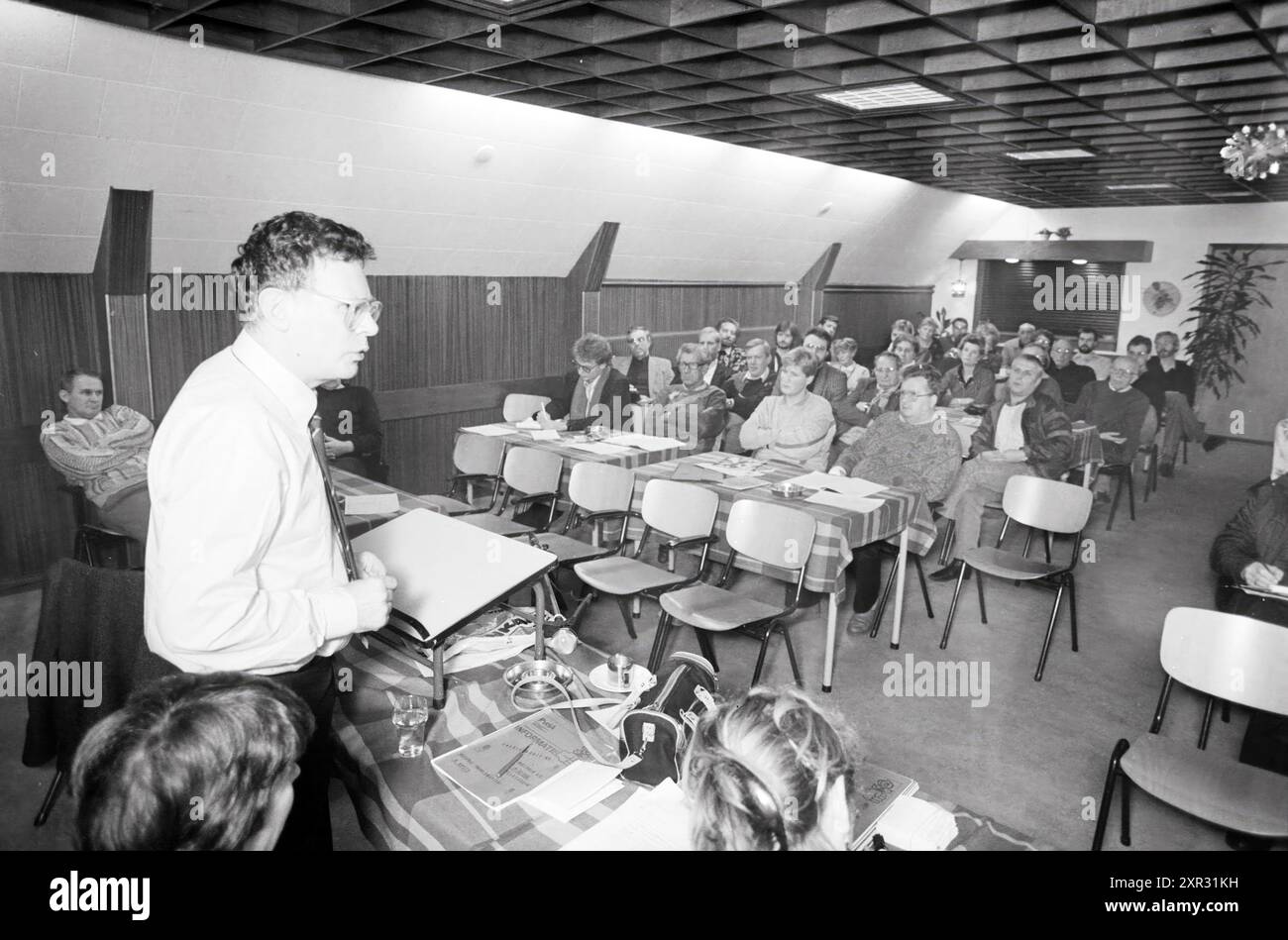 PvdA-Treffen in Velserduin, IJmuiden, Labor Party, PVDA, IJmuiden, Velserduinplein, Niederlande, 08-12-1987, Whizgle Dutch News: Historical Images Tailored for the Future. Erkunden Sie die Vergangenheit der Niederlande mit modernen Perspektiven durch Bilder von niederländischen Agenturen. Verbinden der Ereignisse von gestern mit den Erkenntnissen von morgen. Begeben Sie sich auf eine zeitlose Reise mit Geschichten, die unsere Zukunft prägen. Stockfoto