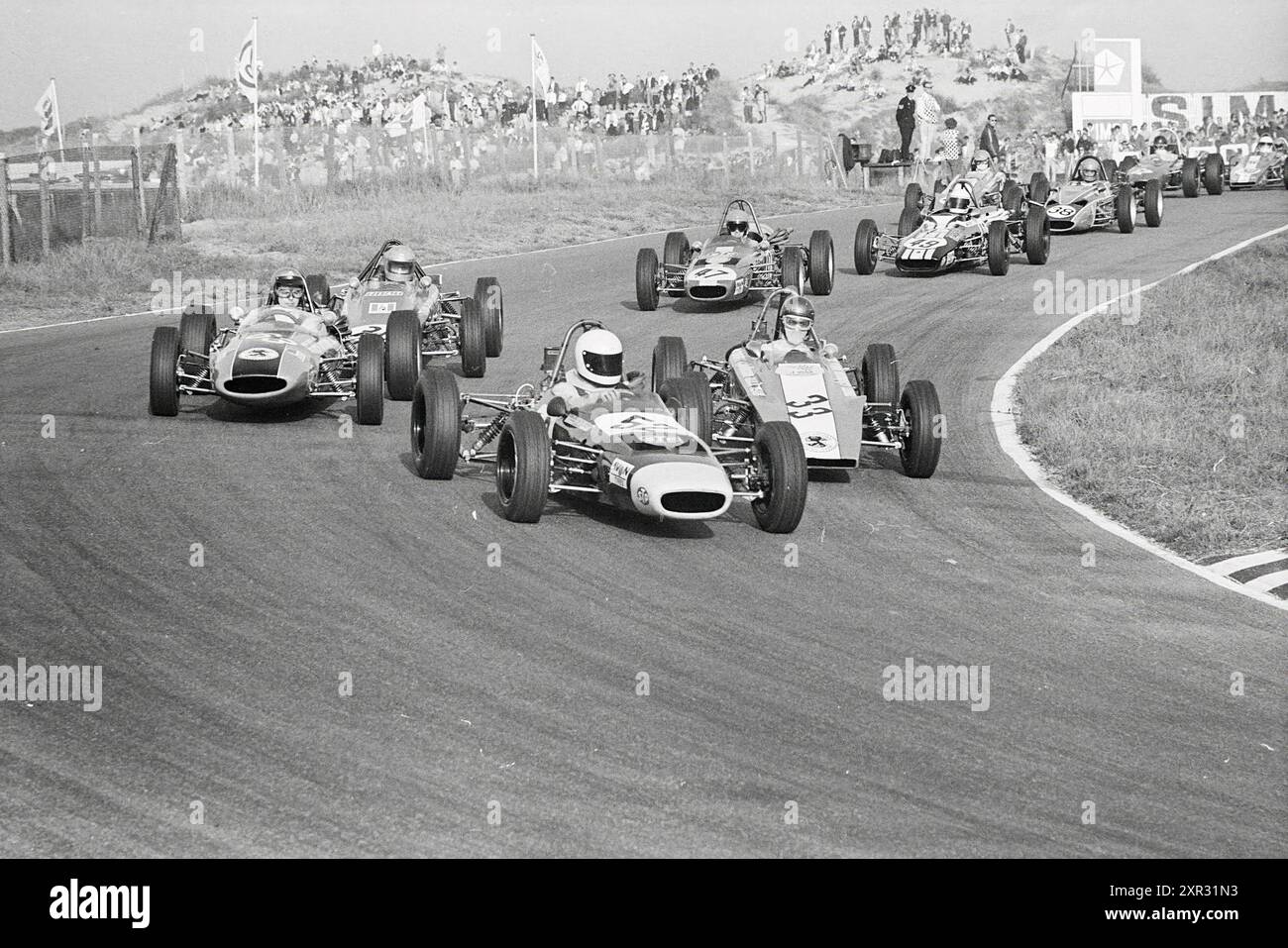 Autorennen auf dem Zandvoort Circuit, Whizgle Dutch News: Historische Bilder für die Zukunft. Erkunden Sie die Vergangenheit der Niederlande mit modernen Perspektiven durch Bilder von niederländischen Agenturen. Verbinden der Ereignisse von gestern mit den Erkenntnissen von morgen. Begeben Sie sich auf eine zeitlose Reise mit Geschichten, die unsere Zukunft prägen. Stockfoto