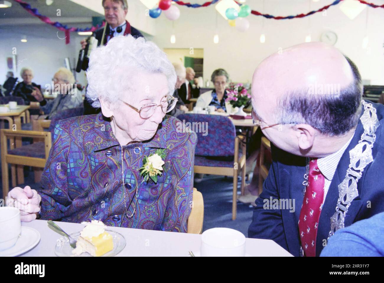 Mrs. Bouwer aus Velsen 100 Jahre alt, Velsen, 11.02.1999, Whizgle Dutch News: Historische Bilder zugeschnitten auf die Zukunft. Erkunden Sie die Vergangenheit der Niederlande mit modernen Perspektiven durch Bilder von niederländischen Agenturen. Verbinden der Ereignisse von gestern mit den Erkenntnissen von morgen. Begeben Sie sich auf eine zeitlose Reise mit Geschichten, die unsere Zukunft prägen. Stockfoto