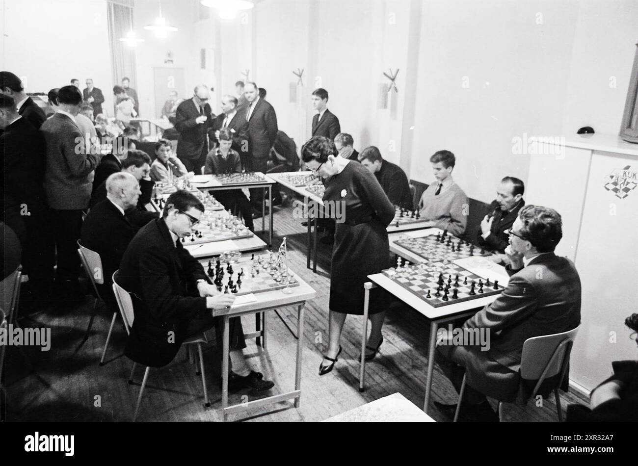 Five Ladies from Hoogoven Chess Tournament - Leser IJmuider Courant, Chess, 22-01-1965, Whizgle Dutch News: Historische Bilder zugeschnitten auf die Zukunft. Erkunden Sie die Vergangenheit der Niederlande mit modernen Perspektiven durch Bilder von niederländischen Agenturen. Verbinden der Ereignisse von gestern mit den Erkenntnissen von morgen. Begeben Sie sich auf eine zeitlose Reise mit Geschichten, die unsere Zukunft prägen. Stockfoto