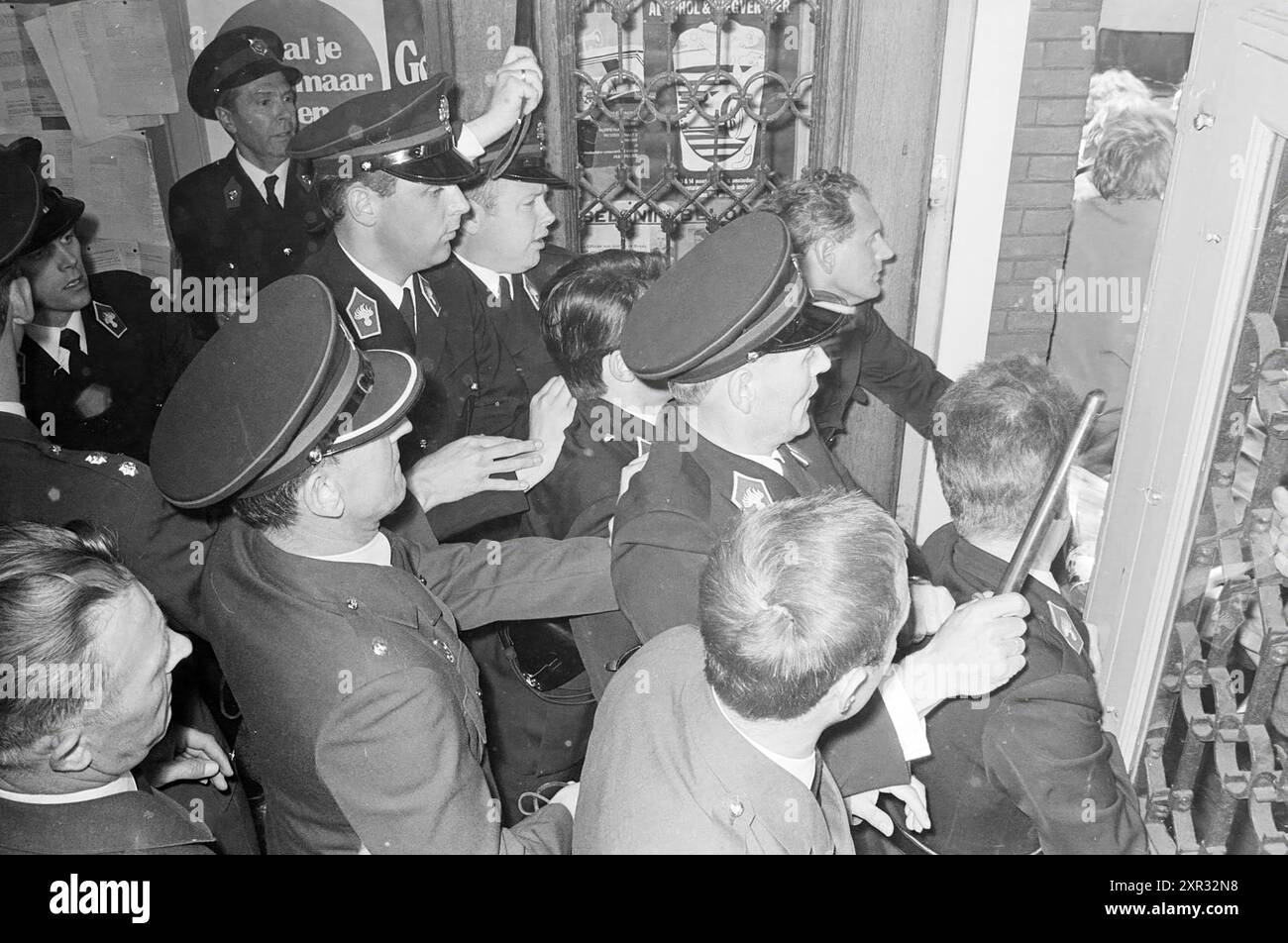 Riots at Court, Riots, 03-06-1970, Whizgle Dutch News: Historical Images Tailored for the Future. Erkunden Sie die Vergangenheit der Niederlande mit modernen Perspektiven durch Bilder von niederländischen Agenturen. Verbinden der Ereignisse von gestern mit den Erkenntnissen von morgen. Begeben Sie sich auf eine zeitlose Reise mit Geschichten, die unsere Zukunft prägen. Stockfoto