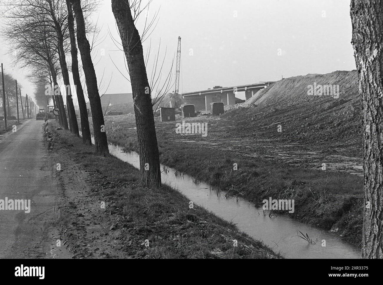 Bau der Autobahn S-20 Nieuw-Vennep, Bau, Baugruben, Straßen, Straßenbau, Road Planting, 25-11-1975, Whizgle Dutch News: Historical Images Tailored for the Future. Erkunden Sie die Vergangenheit der Niederlande mit modernen Perspektiven durch Bilder von niederländischen Agenturen. Verbinden der Ereignisse von gestern mit den Erkenntnissen von morgen. Begeben Sie sich auf eine zeitlose Reise mit Geschichten, die unsere Zukunft prägen. Stockfoto