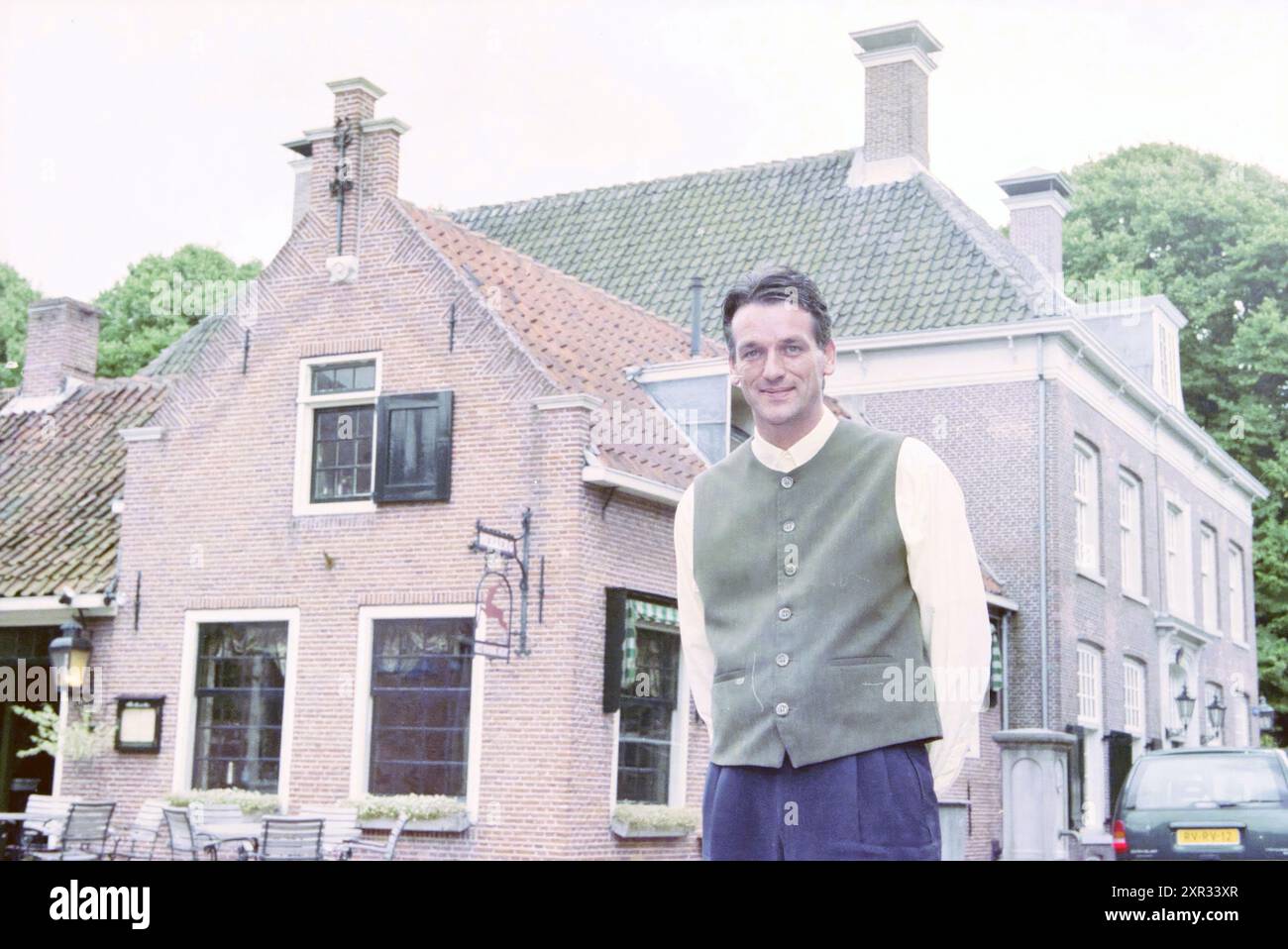 Herberg Het Roode Hert, mr. Kerver 08-30-1999, Velsen-Zuid, Zuiderdorpstraat 15, 30-08-1999, Whizgle Dutch News: Historical Images Tailored for the Future. Erkunden Sie die Vergangenheit der Niederlande mit modernen Perspektiven durch Bilder von niederländischen Agenturen. Verbinden der Ereignisse von gestern mit den Erkenntnissen von morgen. Begeben Sie sich auf eine zeitlose Reise mit Geschichten, die unsere Zukunft prägen. Stockfoto