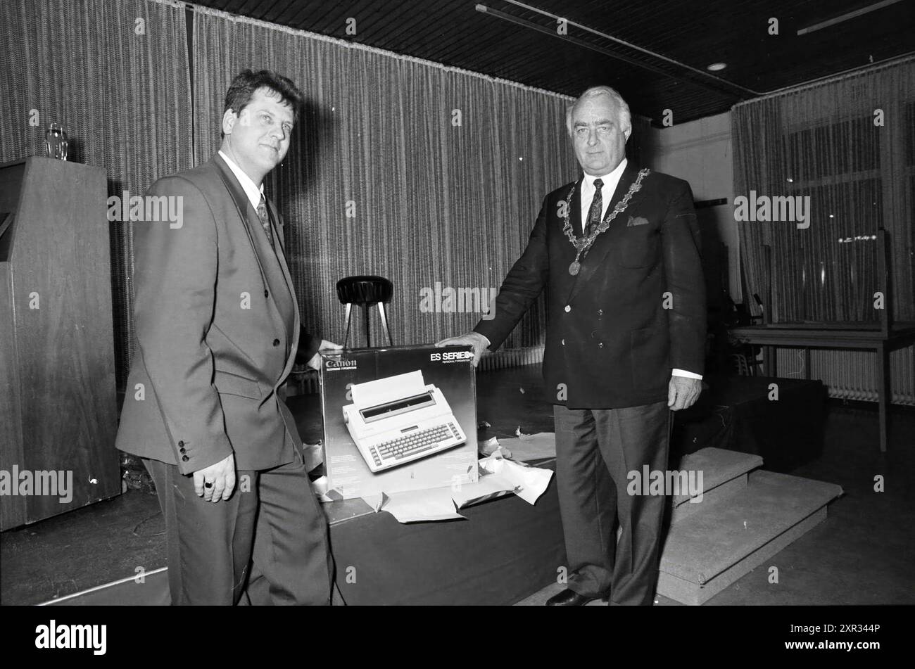 Geschenk für den gemeinderat von Beinsdorp, Beinsdorp, 12. 11. 1991, Whizgle Dutch News: Historische Bilder zugeschnitten auf die Zukunft. Erkunden Sie die Vergangenheit der Niederlande mit modernen Perspektiven durch Bilder von niederländischen Agenturen. Verbinden der Ereignisse von gestern mit den Erkenntnissen von morgen. Begeben Sie sich auf eine zeitlose Reise mit Geschichten, die unsere Zukunft prägen. Stockfoto