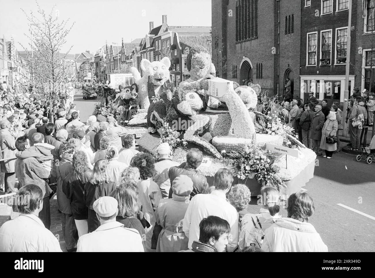 Blumenparade in Haarlem, Blumenparade, Blumenausstellung, Haarlem, Niederlande, 22-04-1988, Whizgle Dutch News: Historical Images Tailored for the Future. Erkunden Sie die Vergangenheit der Niederlande mit modernen Perspektiven durch Bilder von niederländischen Agenturen. Verbinden der Ereignisse von gestern mit den Erkenntnissen von morgen. Begeben Sie sich auf eine zeitlose Reise mit Geschichten, die unsere Zukunft prägen. Stockfoto