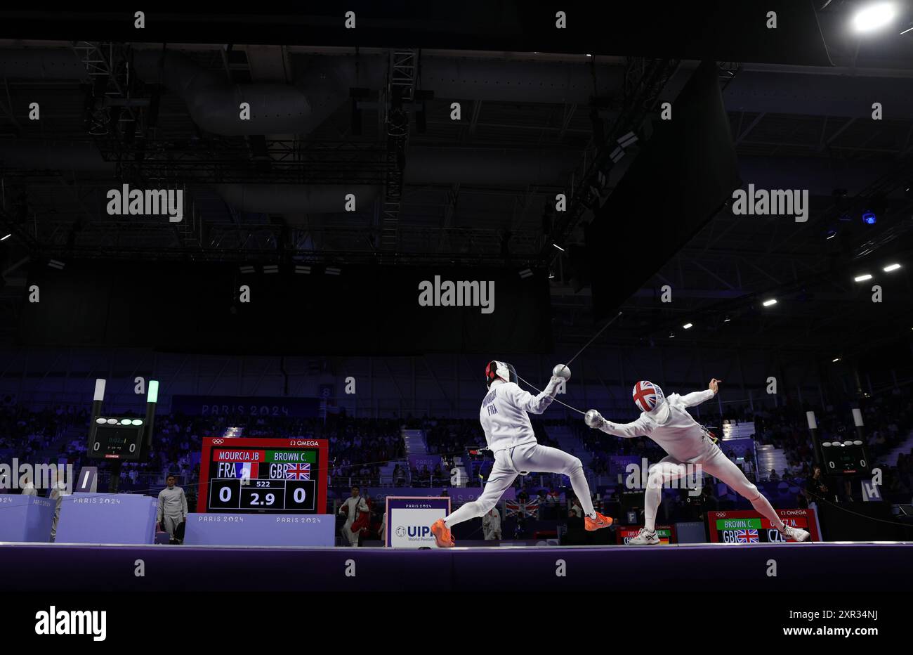 Paris, Frankreich. August 2024. Jean-Baptiste Mourcia (L) aus Frankreich tritt gegen Charles Brown aus Großbritannien an, wo er am 8. August 2024 bei den Olympischen Spielen in Paris 2024 in der Rangliste des modernen Fünfkampf-Runden kämpfte. Quelle: Li Jing/Xinhua/Alamy Live News Stockfoto