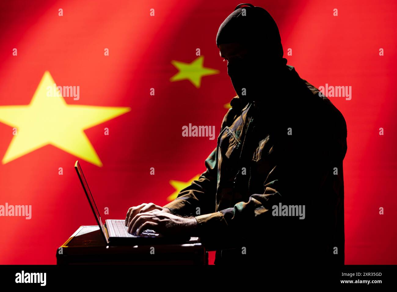 Anonymer chinesischer Ingenieur, der Bot-Konten macht, die online Lügen verbreiten, um westliche Länder zu kritisieren. Entwickler, der für die chinesische Geheimdienstagentur arbeitet, die Trollfarm programmiert und den Kommunismus fördert Stockfoto