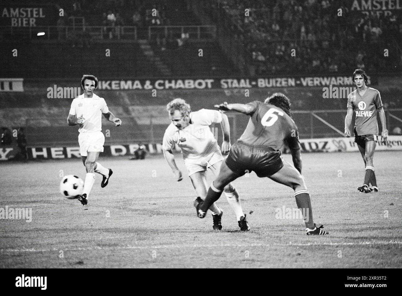 Football Amsterdam 701, Anderlecht - Leeds United, Football, 06-08-1976, Whizgle Dutch News: Historical Images Tailored for the Future. Erkunden Sie die Vergangenheit der Niederlande mit modernen Perspektiven durch Bilder von niederländischen Agenturen. Verbinden der Ereignisse von gestern mit den Erkenntnissen von morgen. Begeben Sie sich auf eine zeitlose Reise mit Geschichten, die unsere Zukunft prägen. Stockfoto