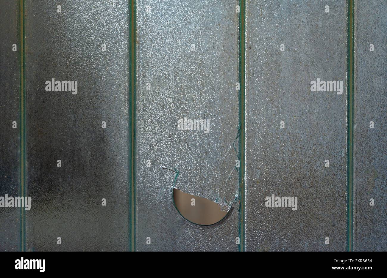 Abstrakter Hintergrund: Gebrochenes Glas. Eine Reflexion von psychologischem Mysterium und Geisteszustand. Augenfenster. Stockfoto