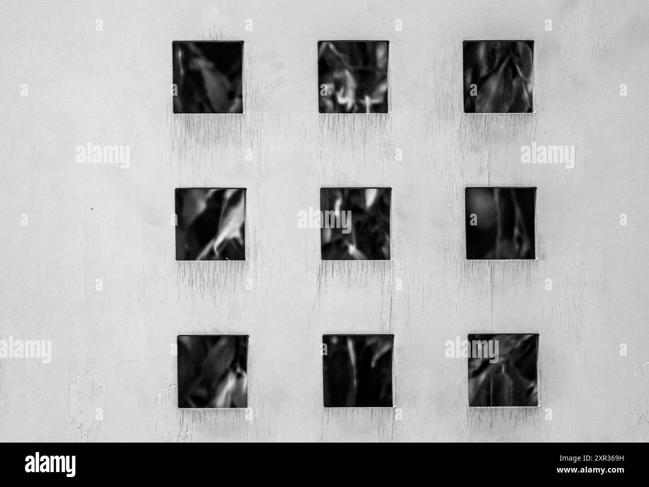 Metallhintergrund. Neun winzige Quadrate. Muster und Textur. Abstrakte Symmetrie. Schwarz-weiß. Memory-Spiel. Zählen lernen. Stockfoto