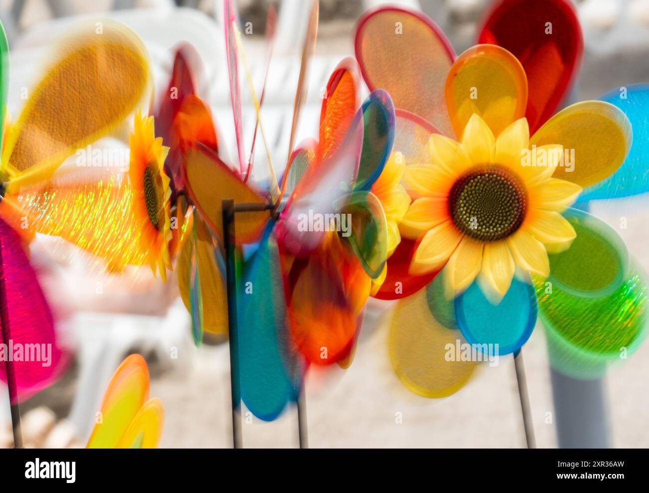 Nadelrad-Plastikspielzeug in Blumenformen und -Farben: Vom Wind geblasen und herumdrehend. Stockfoto
