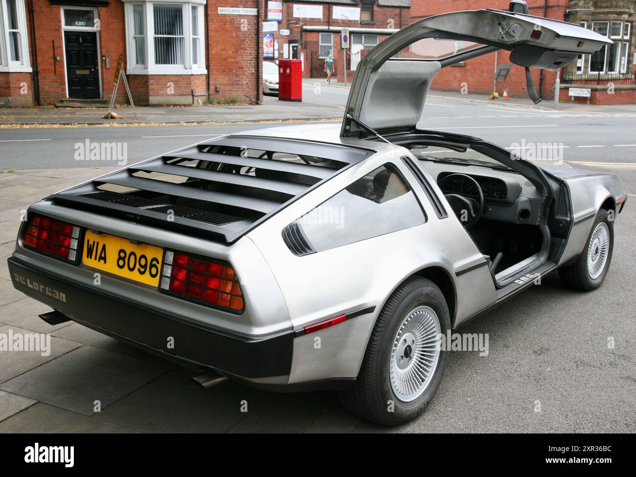 Eine Nahaufnahme eines DeLorean Motorwagens im Zentrum von Wigan, Lancashire, England, Europa am Donnerstag, den 8. August 2024 Stockfoto