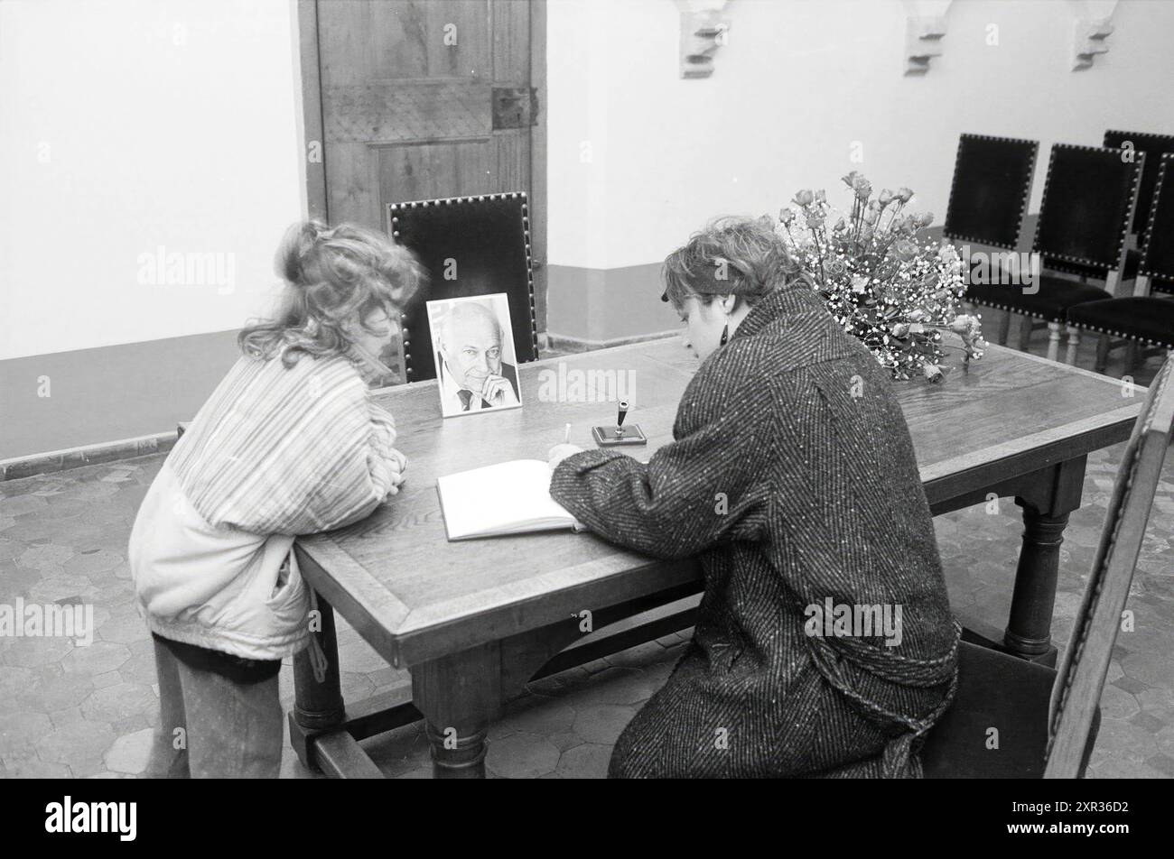 Unterzeichnung des Kondolenzregisters für Joop den Uyl, Labor Party, PVDA, 28-12-1987, Whizgle Dutch News: Historical Images Tailored for the Future. Erkunden Sie die Vergangenheit der Niederlande mit modernen Perspektiven durch Bilder von niederländischen Agenturen. Verbinden der Ereignisse von gestern mit den Erkenntnissen von morgen. Begeben Sie sich auf eine zeitlose Reise mit Geschichten, die unsere Zukunft prägen. Stockfoto