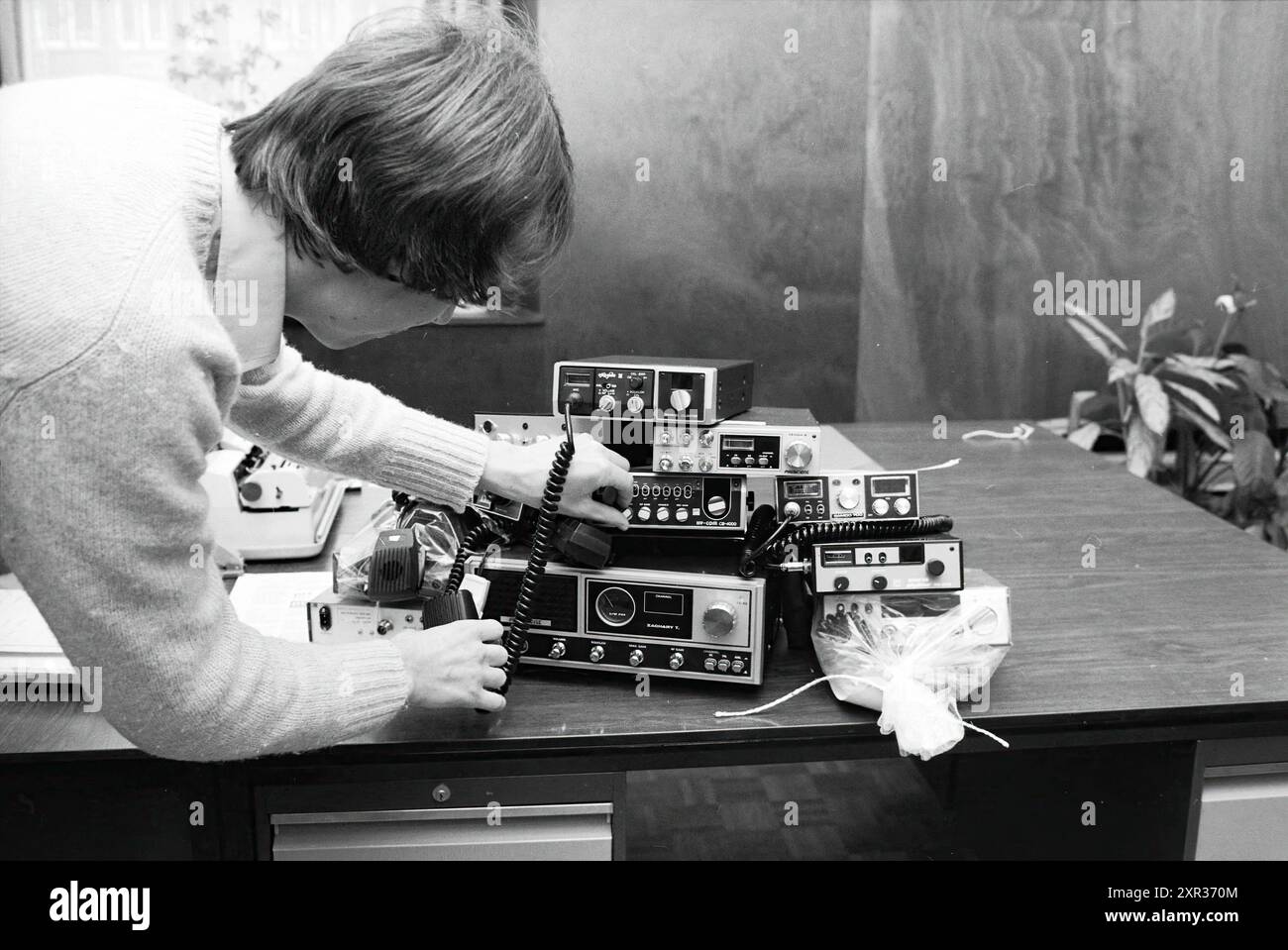 Konfiszierte Sendegeräte bei der Polizeistation Haarlem, Sender, Sendegeräte, Haarlem, Niederlande, 05-02-1980, Whizgle Dutch News: historische Bilder für die Zukunft. Erkunden Sie die Vergangenheit der Niederlande mit modernen Perspektiven durch Bilder von niederländischen Agenturen. Verbinden der Ereignisse von gestern mit den Erkenntnissen von morgen. Begeben Sie sich auf eine zeitlose Reise mit Geschichten, die unsere Zukunft prägen. Stockfoto