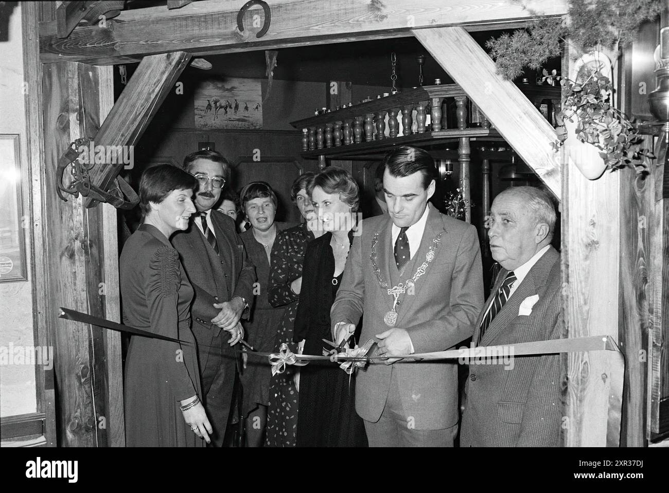 Eröffnung des Restaurants de Stal durch den Bürgermeister von IJsselmuiden, Spaarnwoude, Spaarnwoude, 07-11-1979, Whizgle Dutch News: Historische Bilder zugeschnitten auf die Zukunft. Erkunden Sie die Vergangenheit der Niederlande mit modernen Perspektiven durch Bilder von niederländischen Agenturen. Verbinden der Ereignisse von gestern mit den Erkenntnissen von morgen. Begeben Sie sich auf eine zeitlose Reise mit Geschichten, die unsere Zukunft prägen. Stockfoto